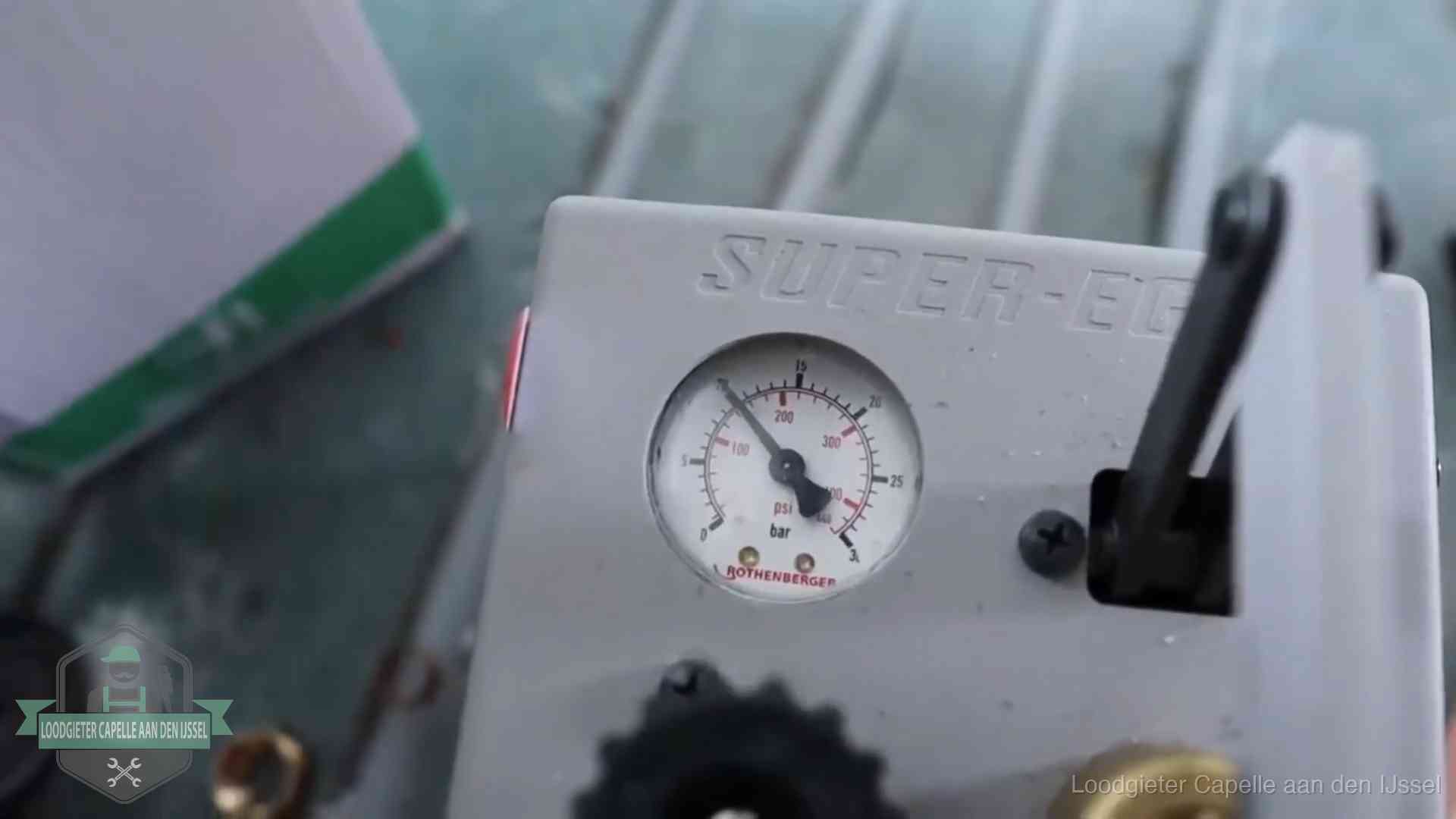 Verzekerd en aansprakelijk in Capelle aan den IJssel Manometer van een afperspomp bij controle van nieuw leidingwerk in Capelle aan den IJssel