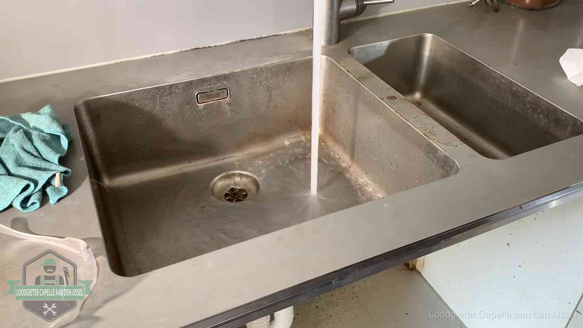 Doorstroomtest van de afvoer bij een gootsteen in Capelle aan den IJssel