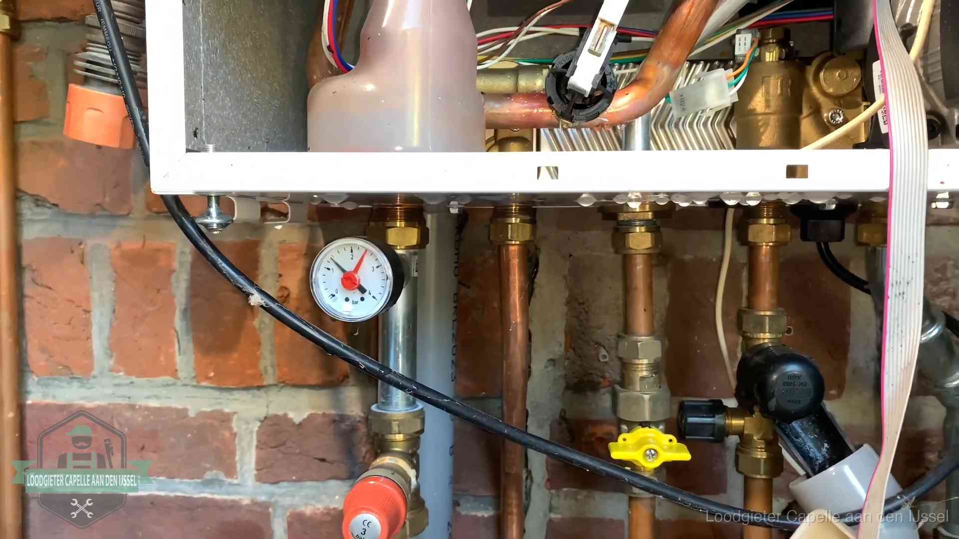 Manometer en aansluitleidingen onder een cv-ketel in Capelle aan den IJssel bij controle op drukverlies