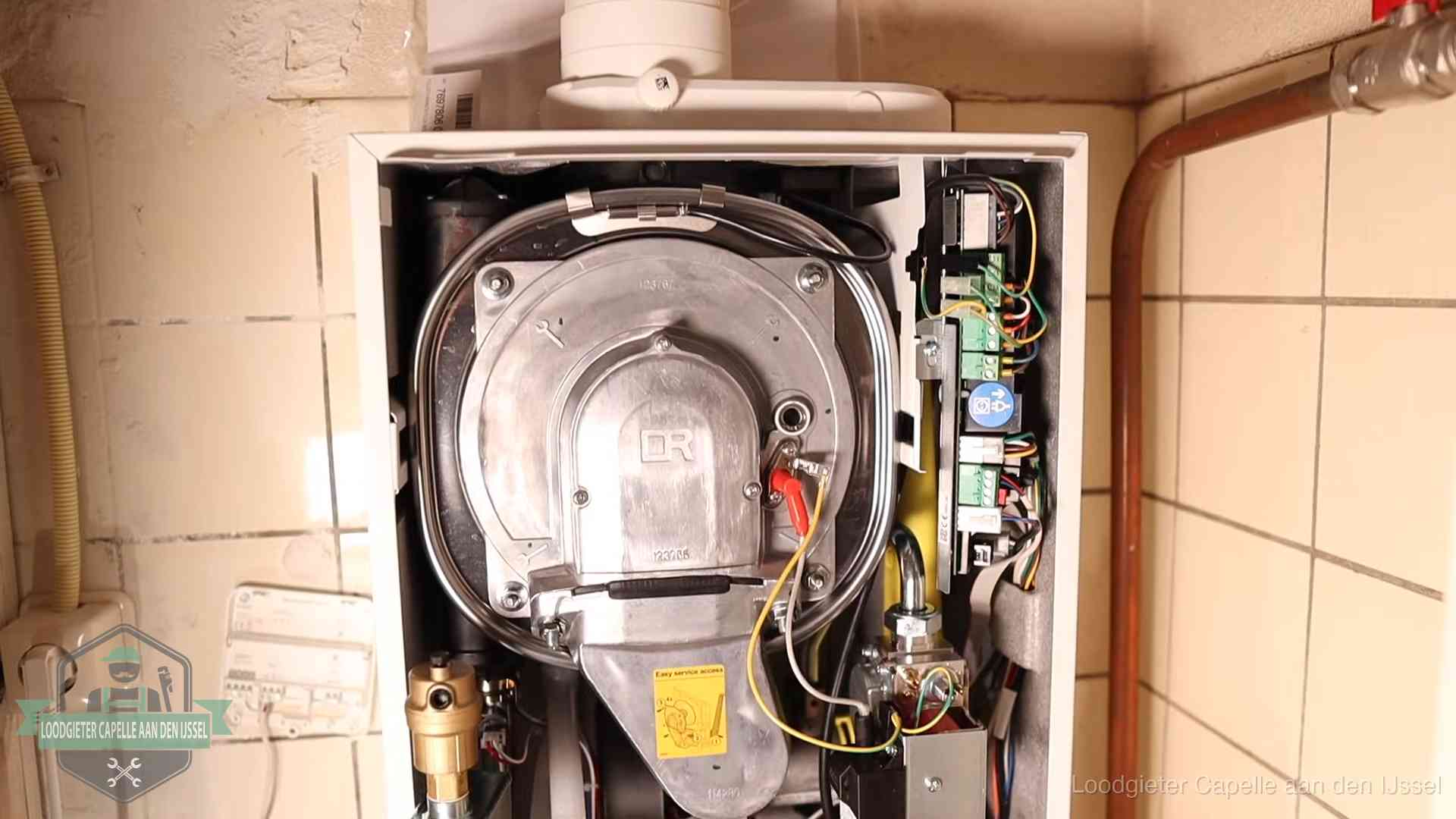 Geopende cv-ketel met warmtewisselaar tijdens periodiek onderhoud in Capelle aan den IJssel