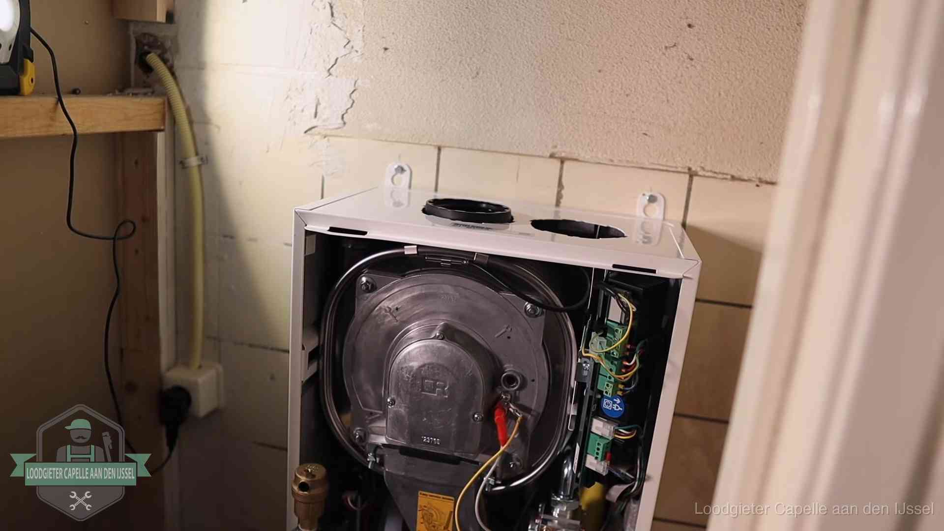 Geopende cv-ketel tijdens een onderhoudsbeurt in Capelle aan den IJssel, met brander en warmtewisselaar zichtbaar