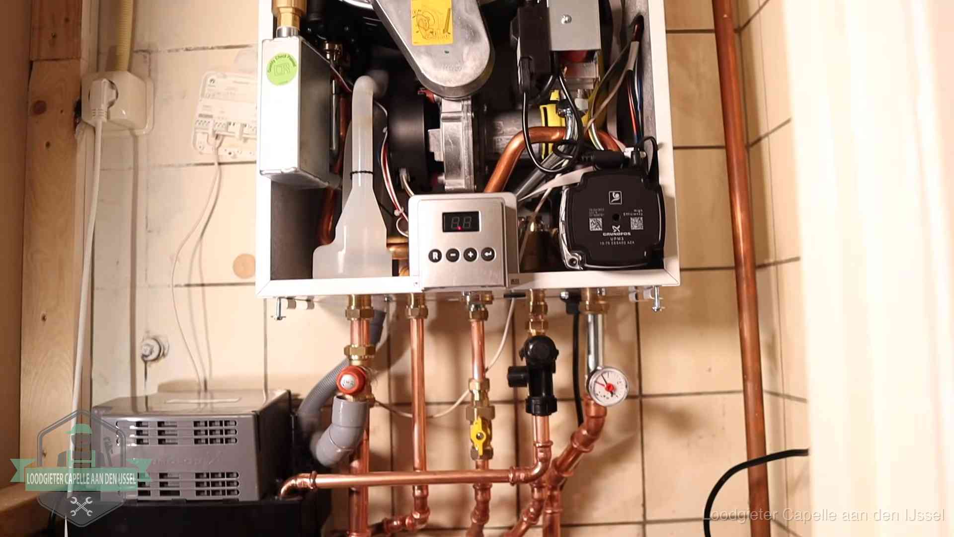 Geopende cv-ketel met brander en cv-pomp tijdens een onderhoudsbeurt in Capelle aan den IJssel