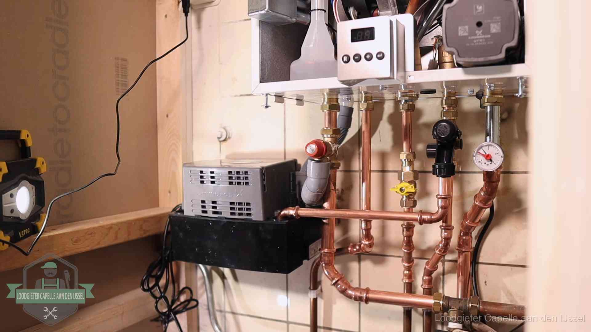Nieuw koperen leidingwerk met pomp en manometer onder een vervangen cv-opstelling in Capelle aan den IJssel