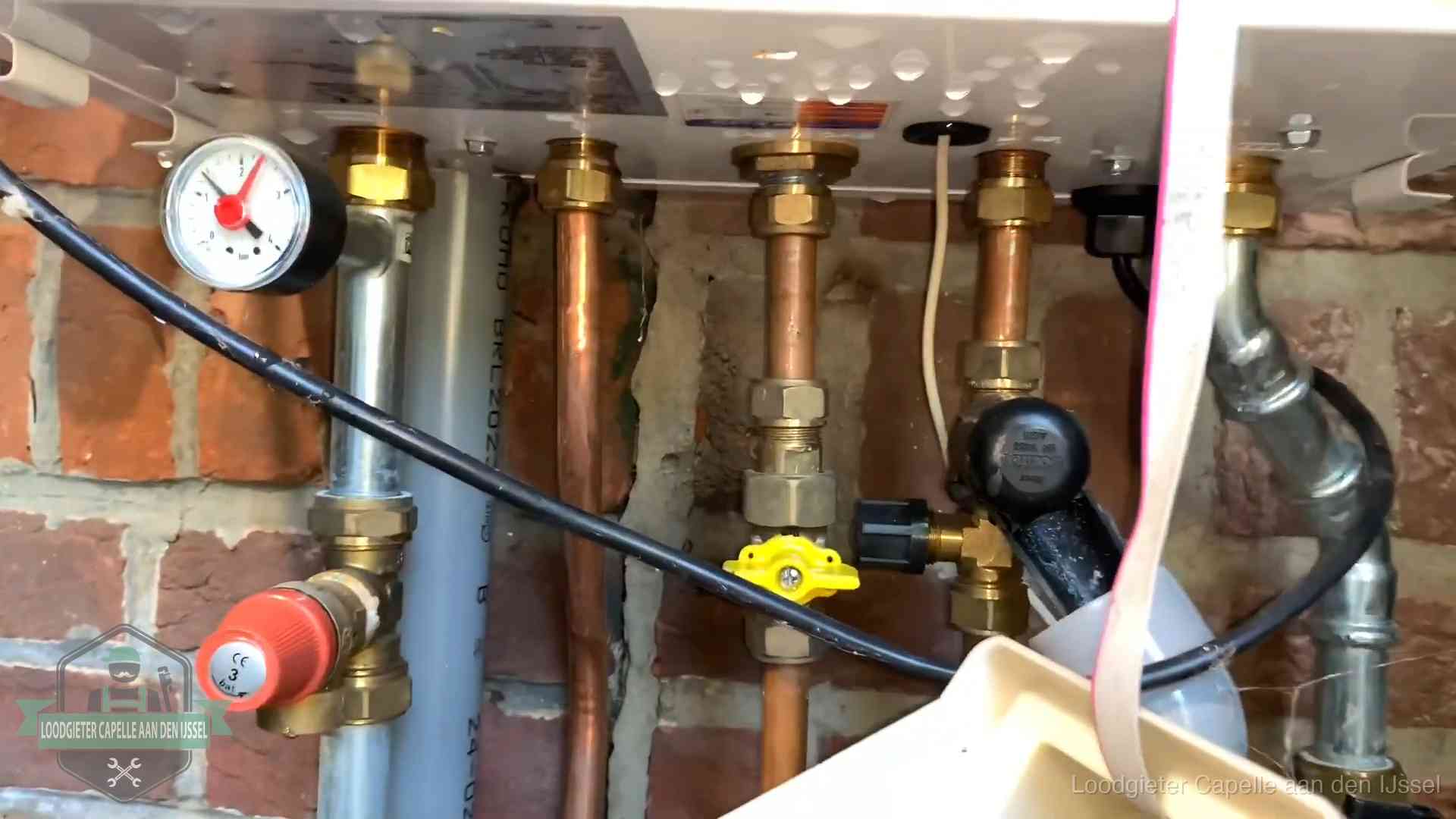 Onderaansluitingen van een cv-ketel met manometer en gaskraan in Capelle aan den IJssel