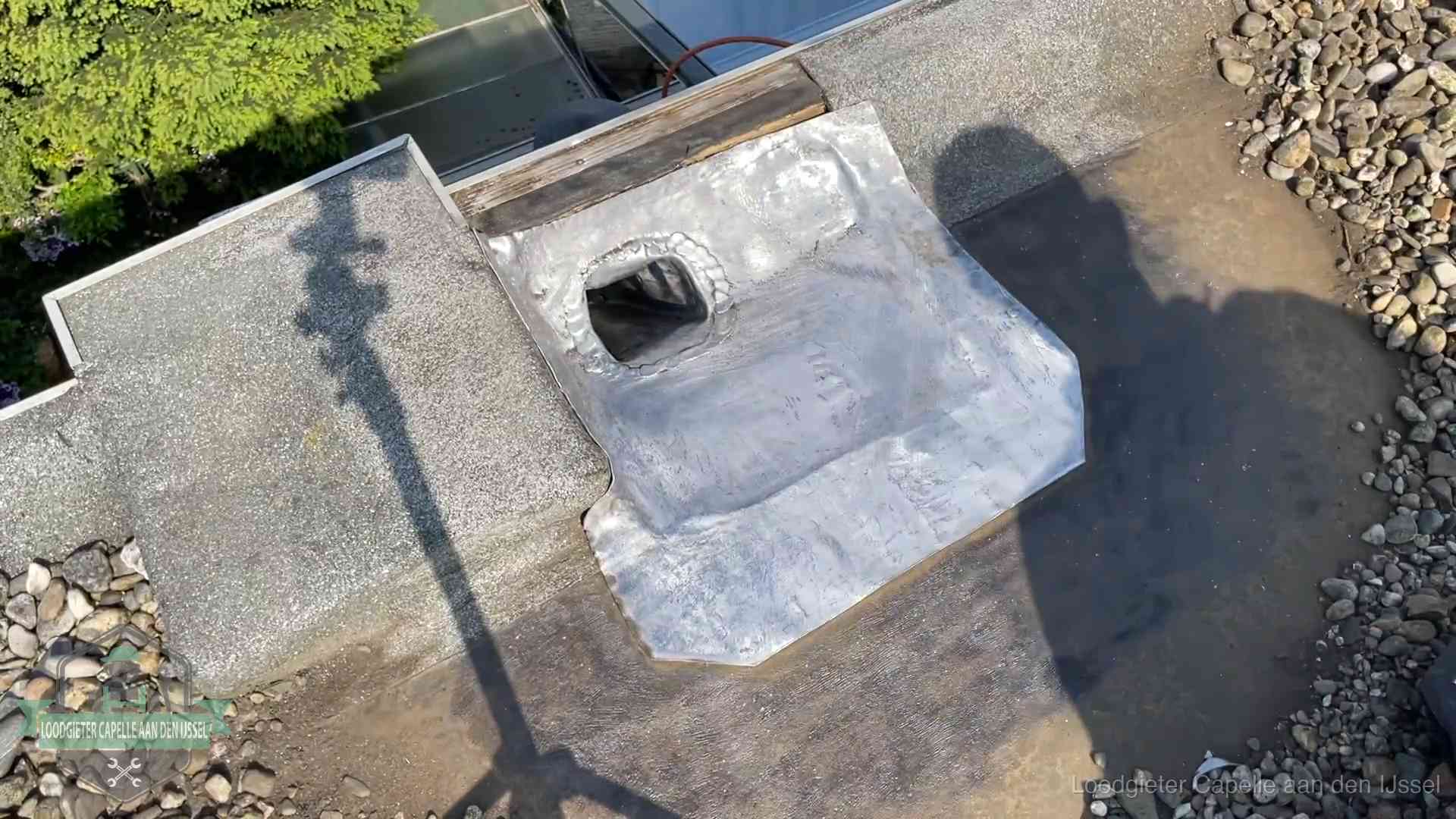 Vers afgedichte dakdoorvoer met lood en zink op een plat dak in Capelle aan den IJssel