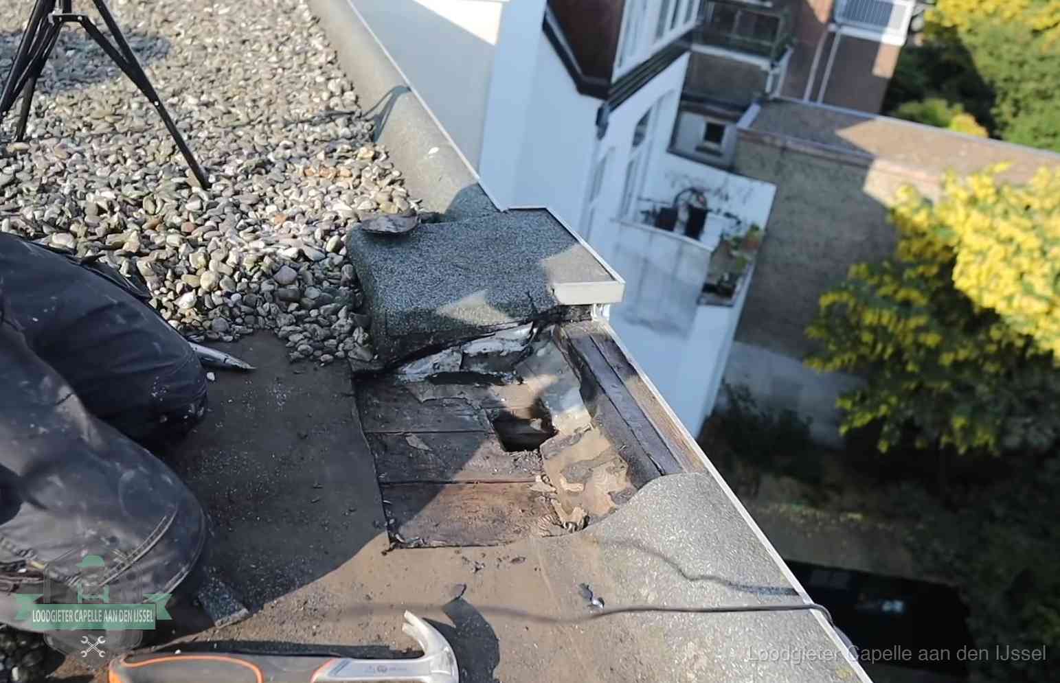 Opengelegde dakrand met verrot dakbeschot door een langdurige daklekkage in Capelle aan den IJssel