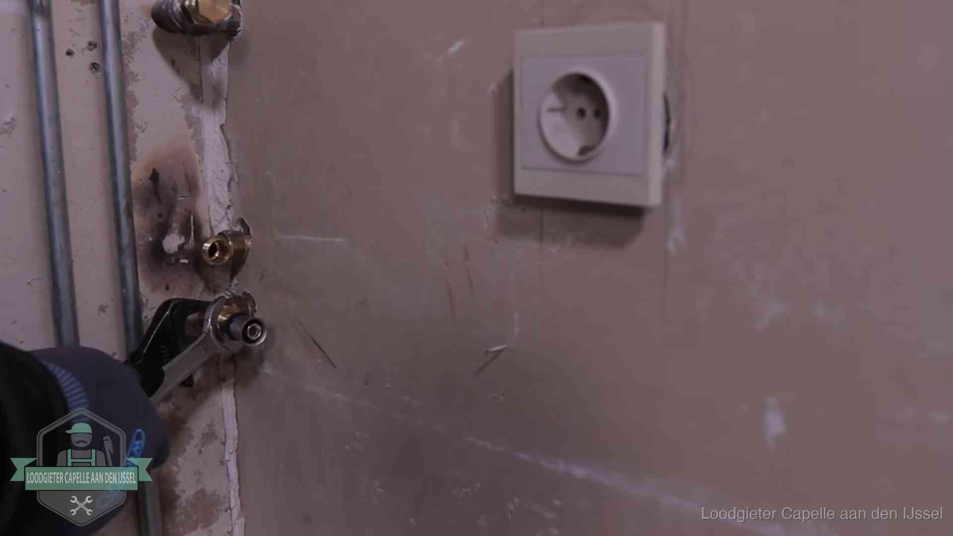 Erkend vakmanschap in Capelle aan den IJssel Monteur draait een perskoppeling vast op een leidingaansluiting in Capelle aan den IJssel
