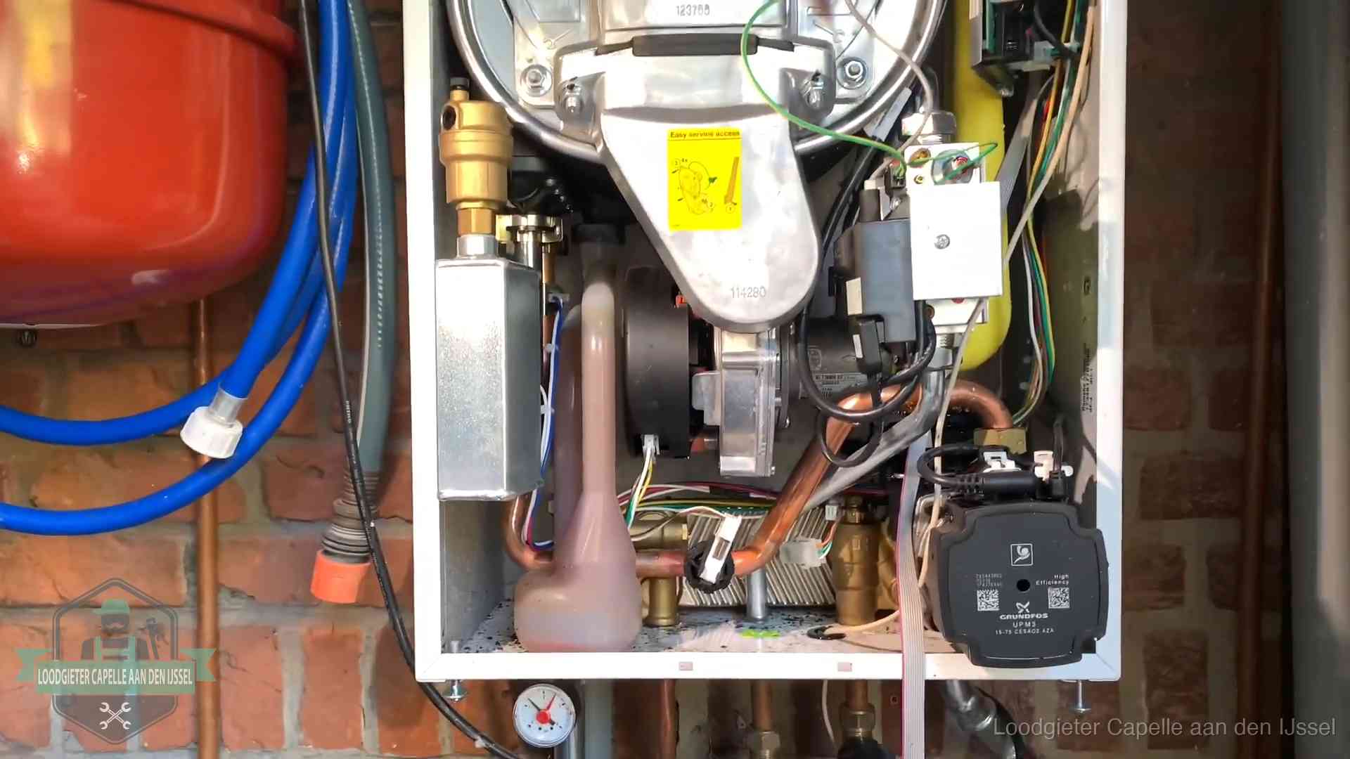 Geopende cv-ketel met rood expansievat in een woning in Capelle aan den IJssel