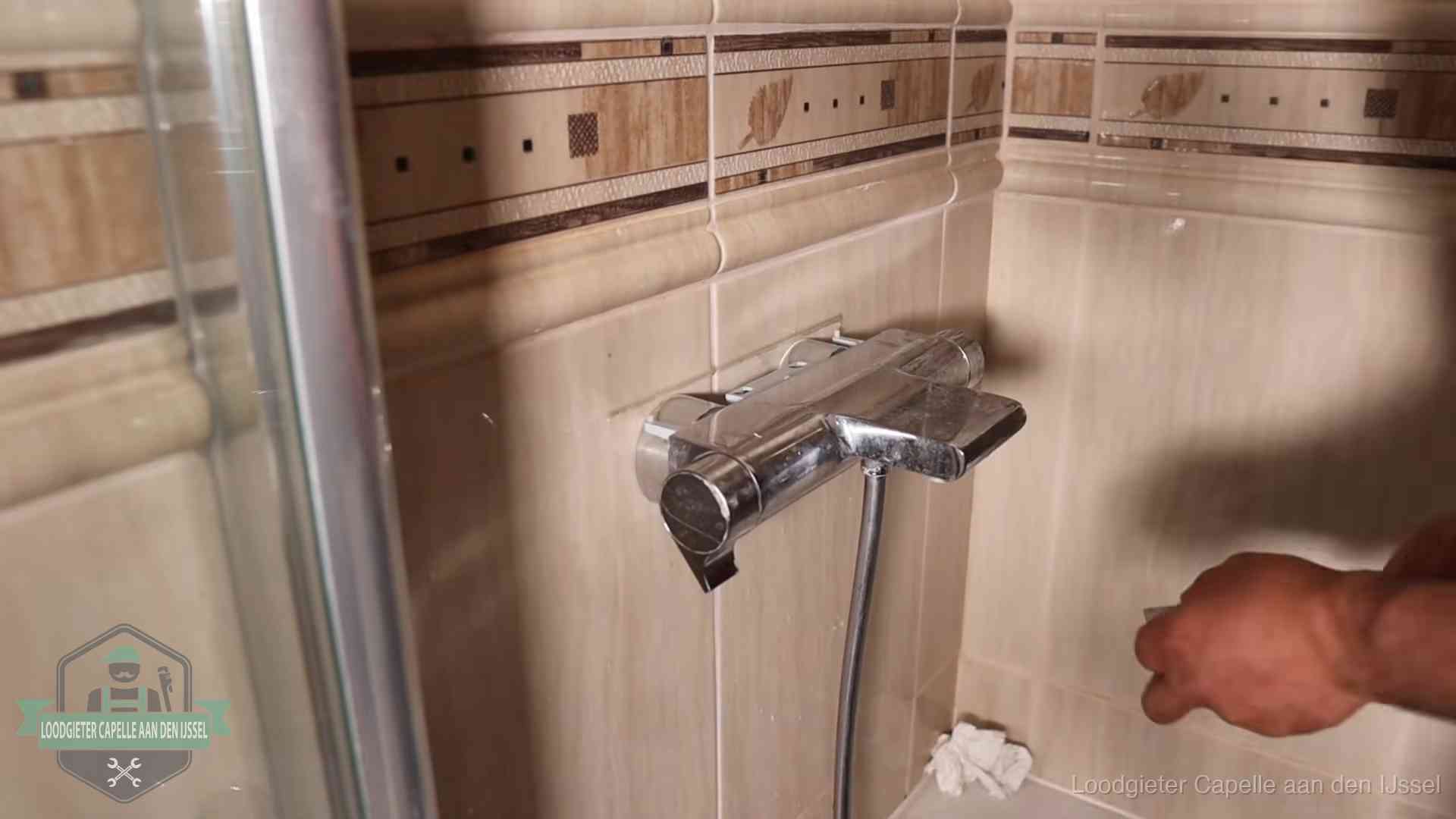 Verkalkte douche-mengkraan in Capelle aan den IJssel, hetzelfde kalk dat zich in de warmtewisselaar afzet