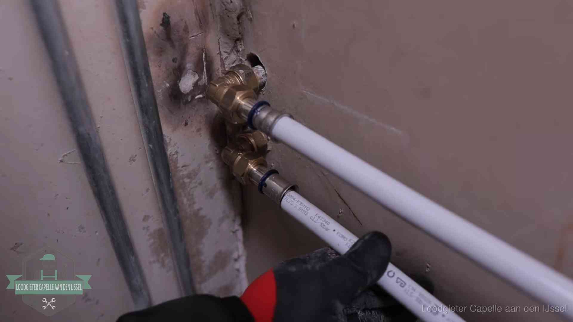 Kwaliteitsnormen voor loodgieterswerk in Capelle aan den IJssel Meerlagenbuizen met keurmerk en rvs persfittingen op muuraansluitingen in Capelle aan den IJssel