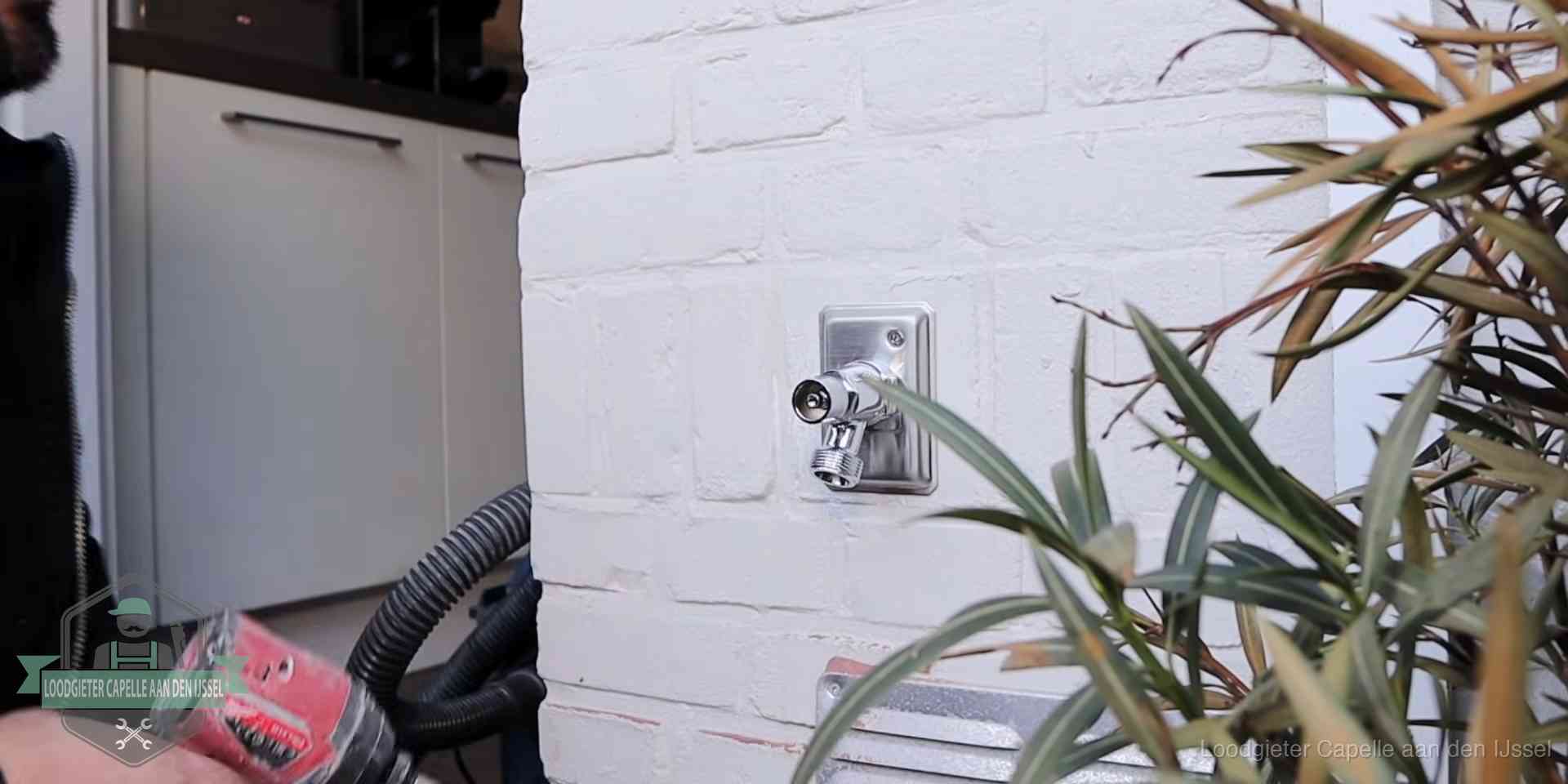 Chromen kraan op een muurplaat bij een woning in Capelle aan den IJssel, dichtdraaien is stap een van de lektest