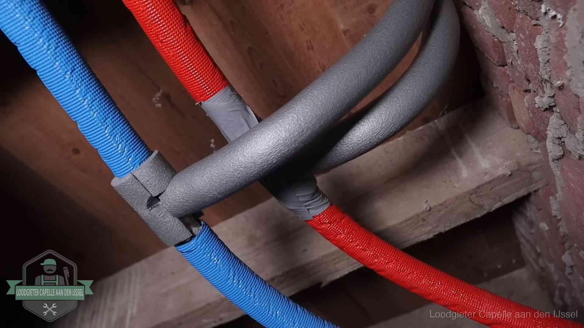 Geïsoleerde waterleidingen langs houten balken tegen bevriezing in Capelle aan den IJssel
