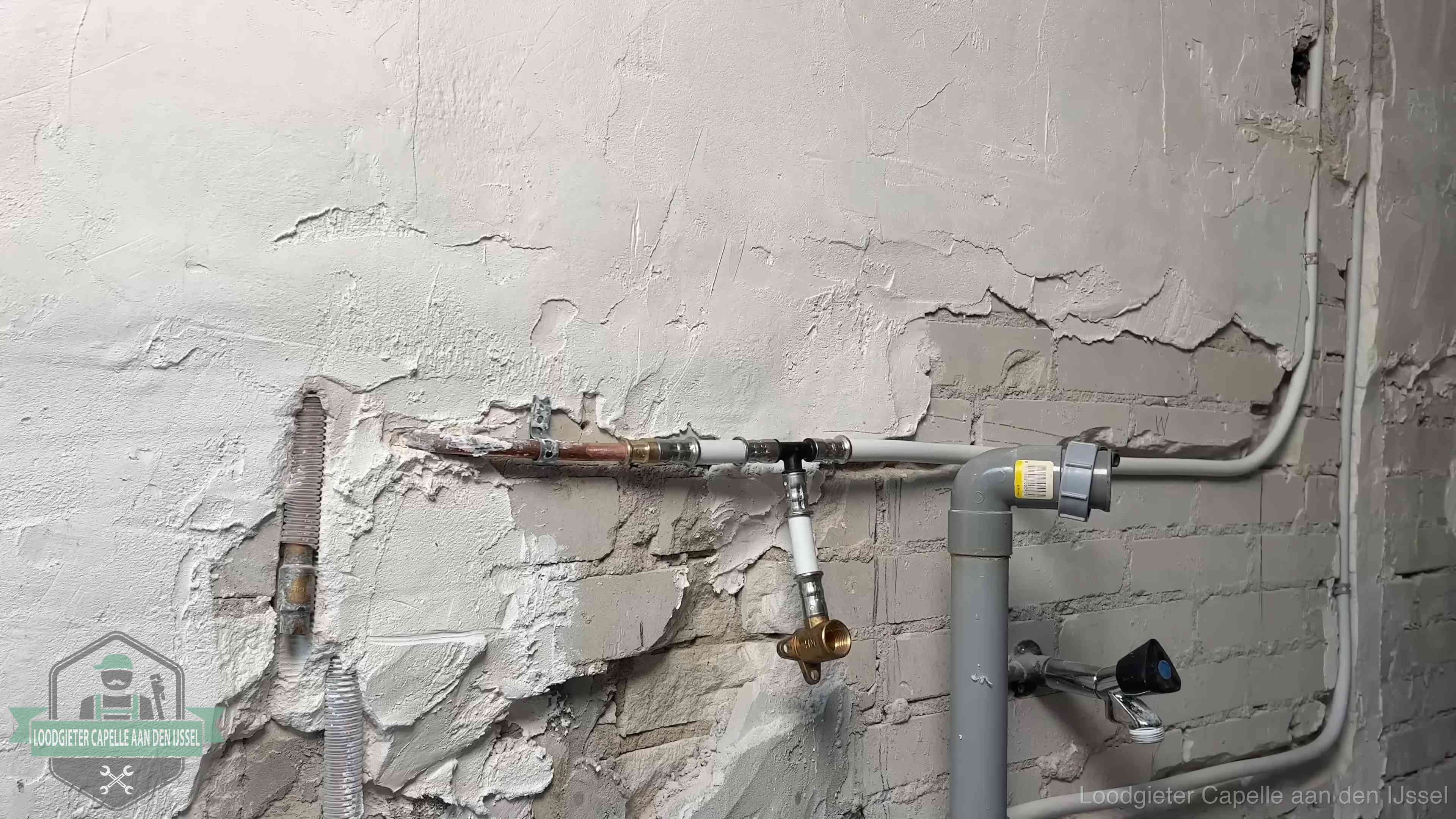 Leidingwerk in woningen in Capelle aan den IJssel Nieuw leidingwerk naast een oud verroest leidingrestant in een woning in Capelle aan den IJssel