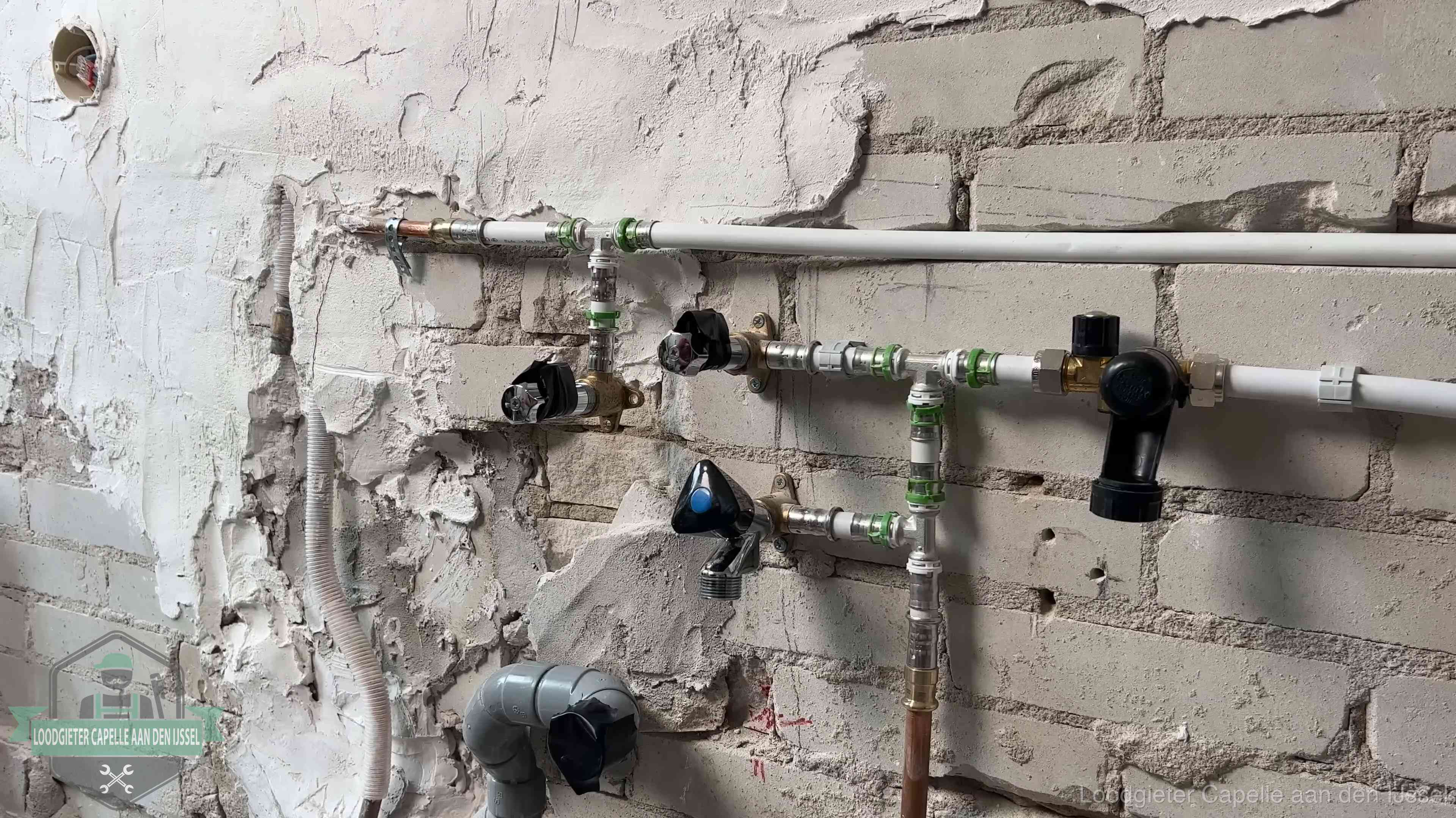 Diensten van ons loodgietersbedrijf in Capelle aan den IJssel Nieuw aangelegd leidingwerk met persfittingen tijdens een verbouwing in Capelle aan den IJssel