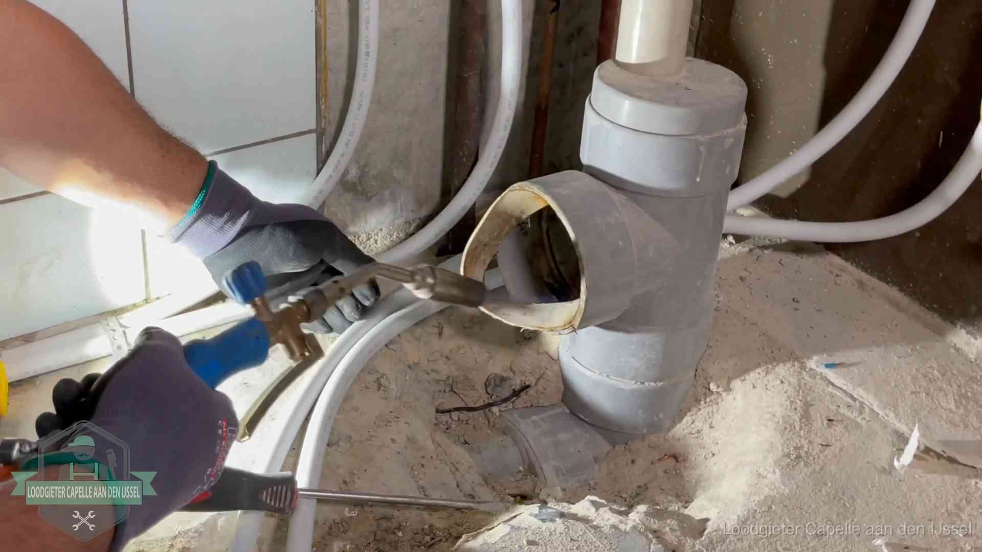 Vakmanschap van onze loodgieters in Capelle aan den IJssel Loodgieter werkt met brander en messing kraanwerk aan leidingen in Capelle aan den IJssel