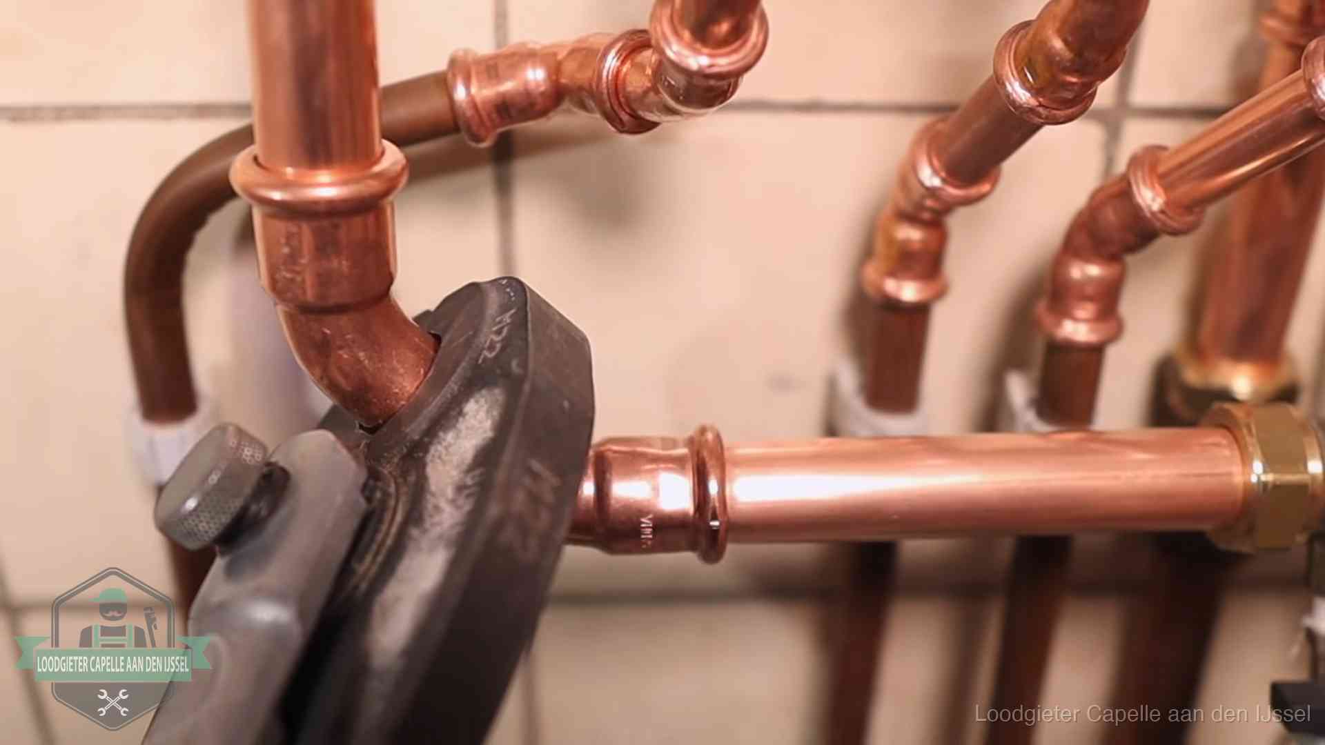 Werkwijze van ons loodgietersbedrijf in Capelle aan den IJssel Persmachine perst een koperen fitting op nieuw leidingwerk in Capelle aan den IJssel