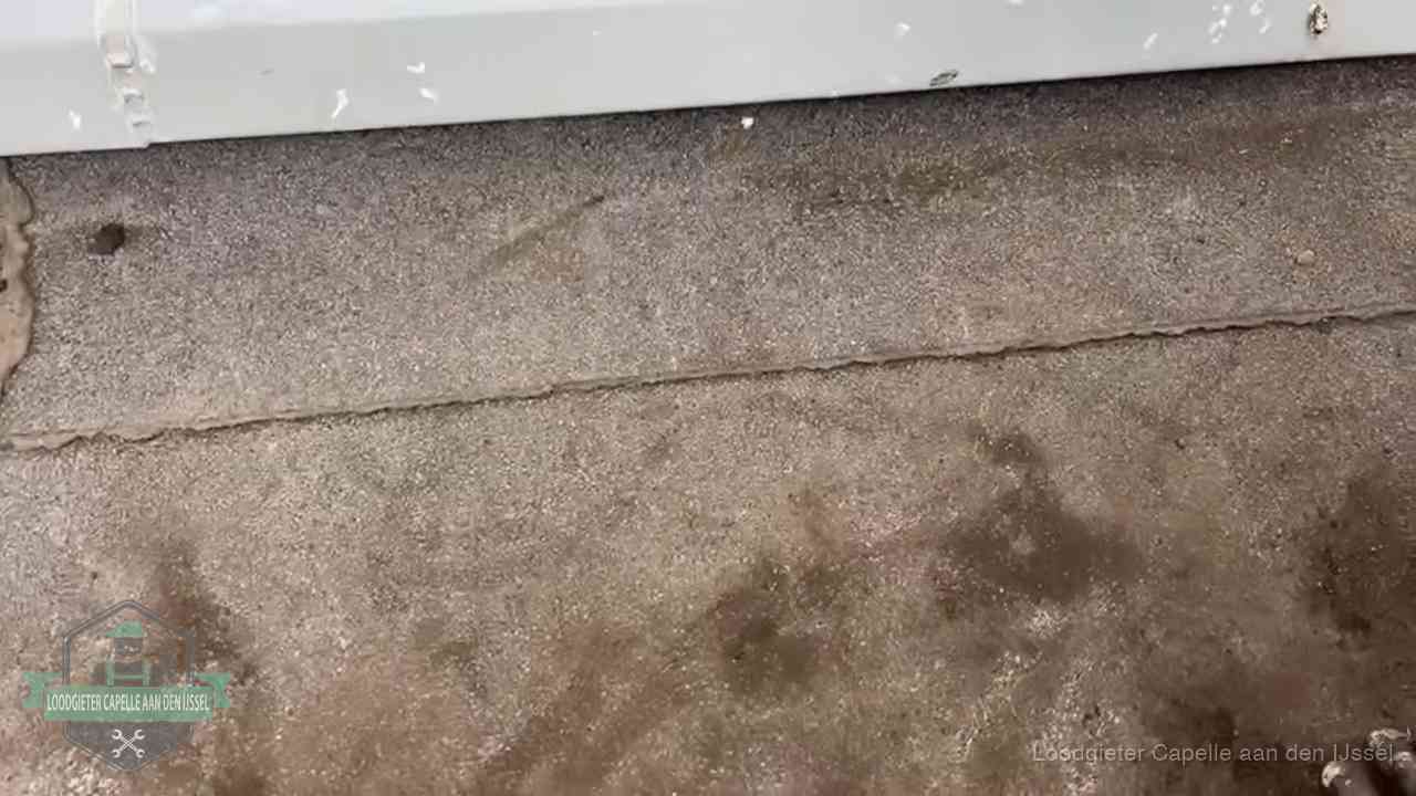 Vochtplekken bij de naad van een plat dak na aanhoudende regen in Capelle aan den IJssel