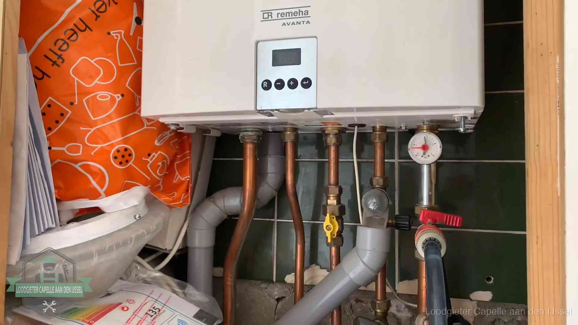 Oudere Remeha cv-ketel in een ketelkast in een woning in Capelle aan den IJssel