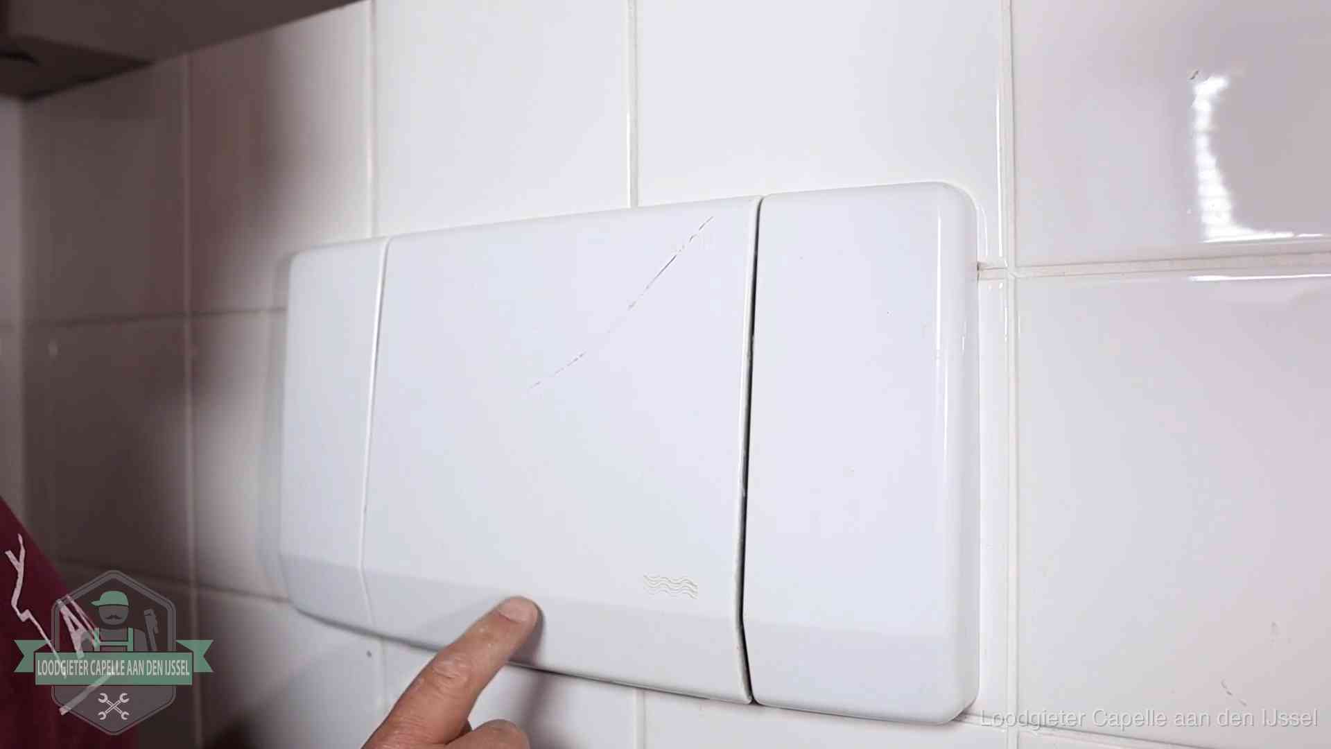 Bedieningspaneel van een inbouwreservoir van een hangend toilet in Capelle aan den IJssel