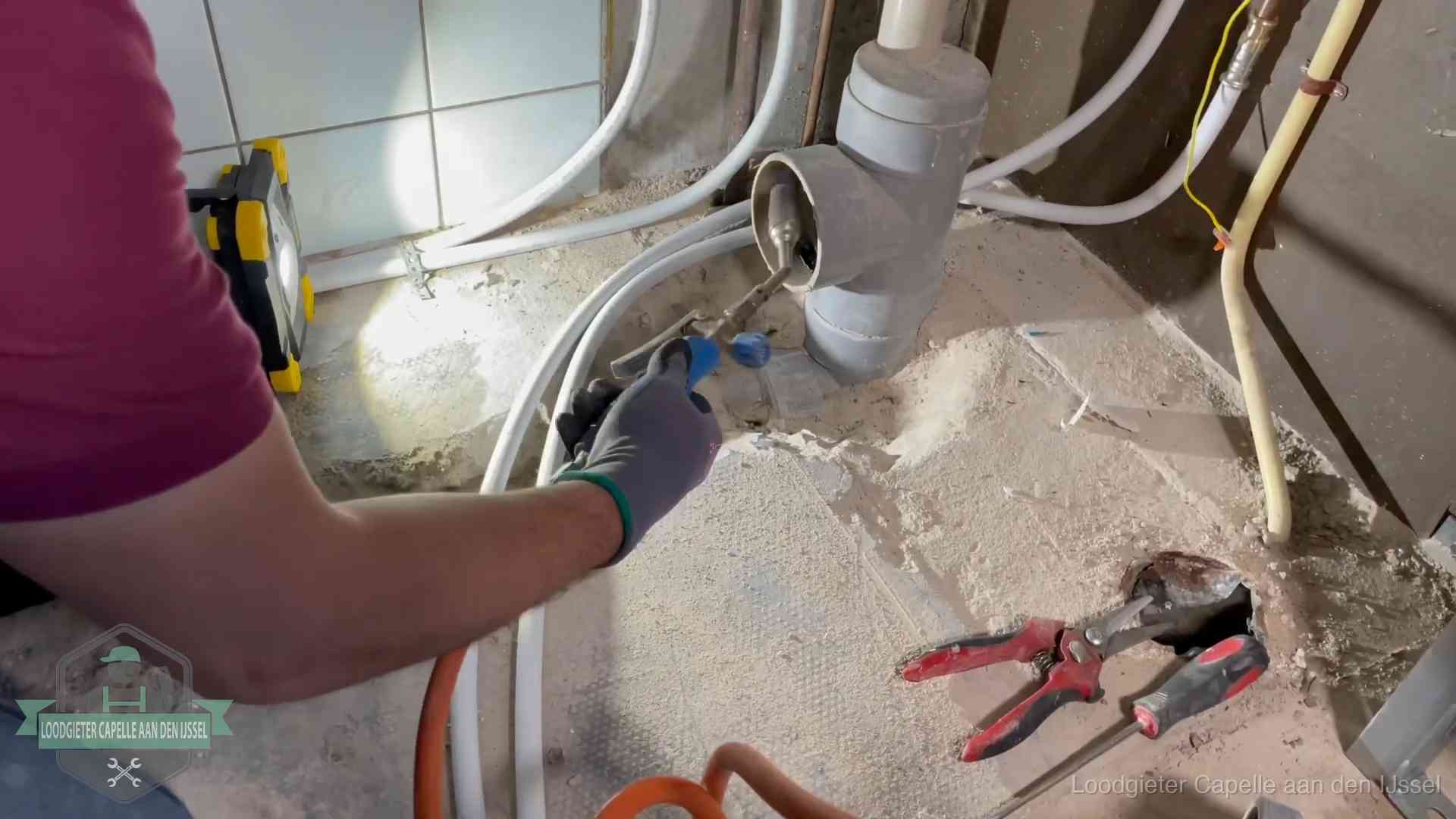 Standleiding en gedeelde leidingen in Capelle aan den IJssel Loodgieter werkt aan leidingen bij een pvc-standleiding in een appartement in Capelle aan den IJssel