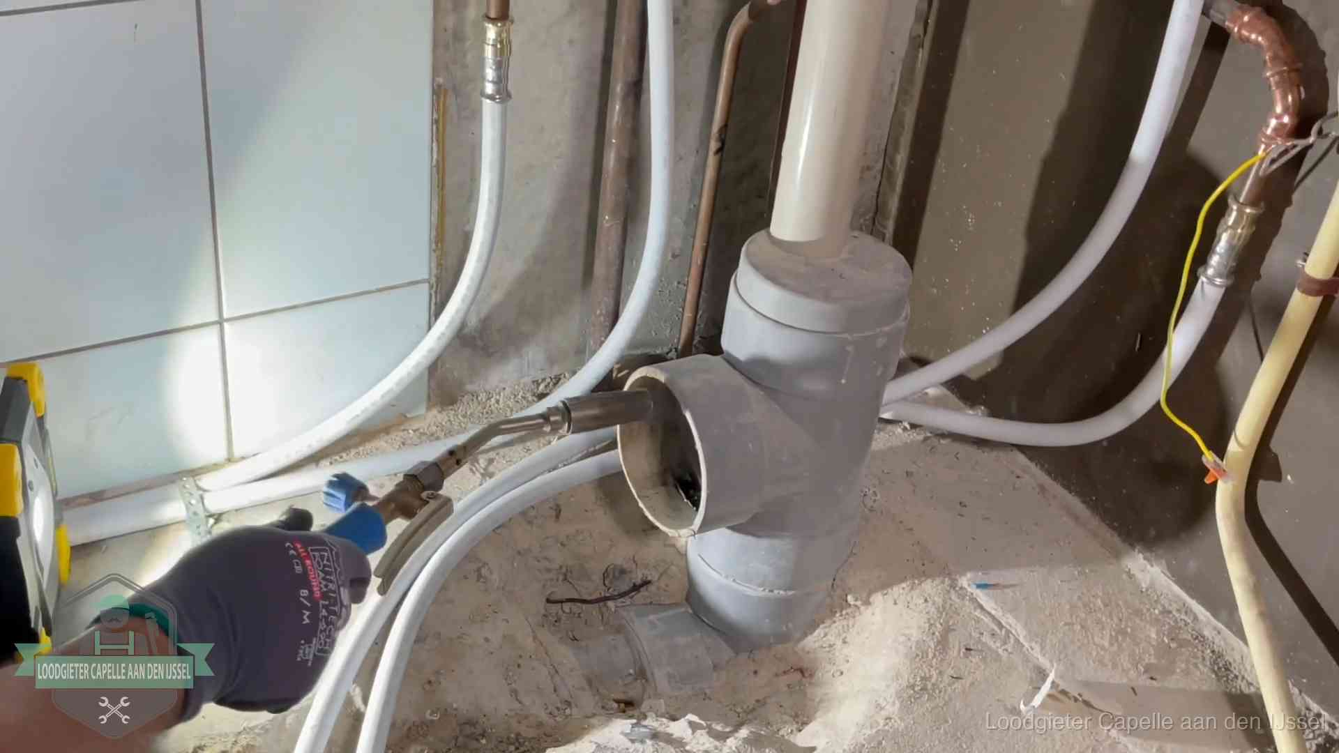 Loodgieter werkt aan leidingen bij de pvc-standleiding van een huurwoning in Capelle aan den IJssel