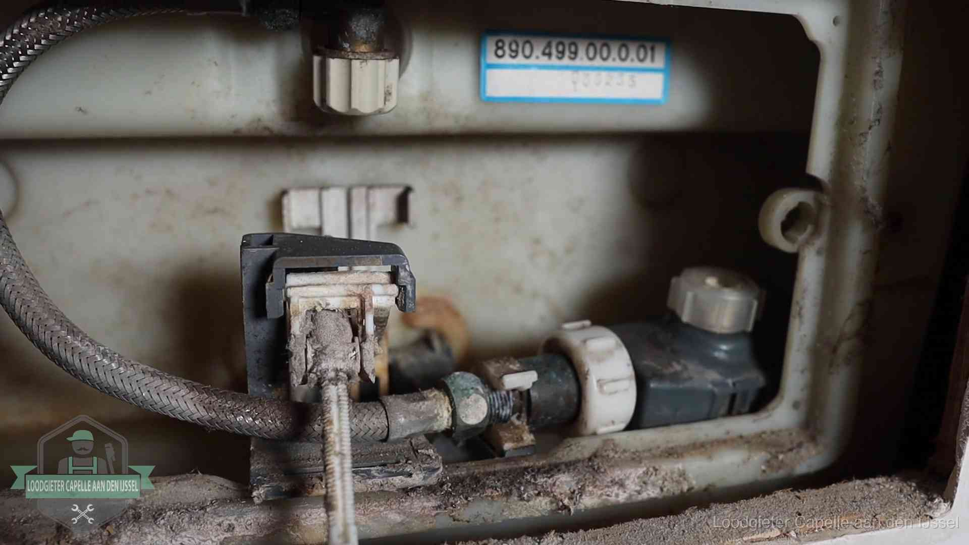 Verkalkt binnenwerk van een stortbak met vlotterkraan in Capelle aan den IJssel