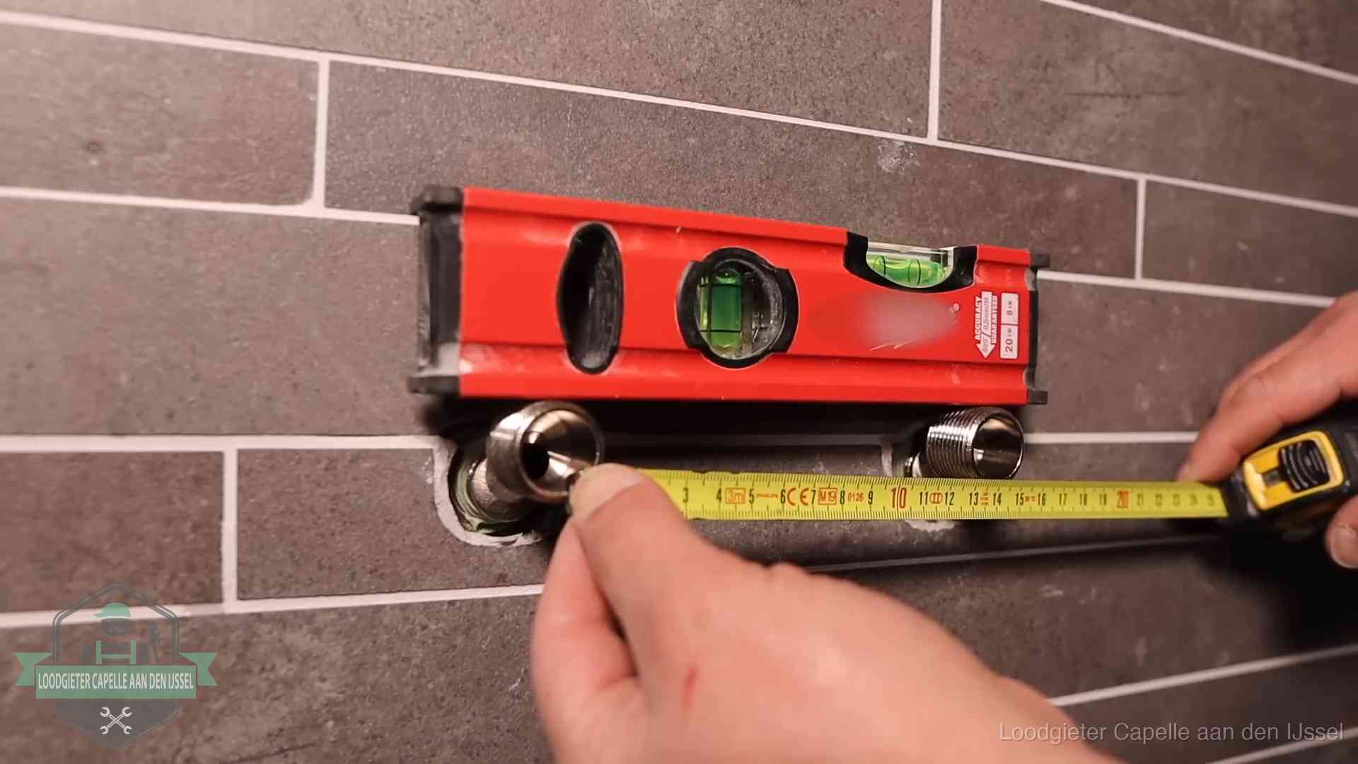 Kwaliteit en je vangnet als klant in Capelle aan den IJssel Waterpas en duimstok bij kraan-aansluitpunten in een badkamer in Capelle aan den IJssel