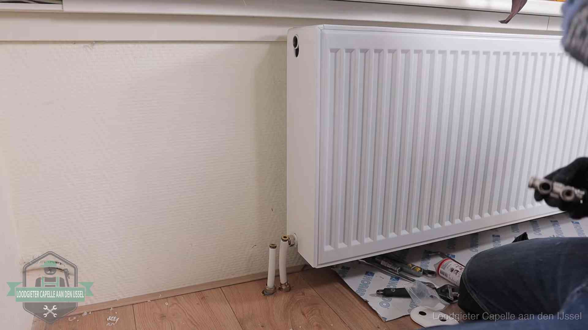 Nieuw gemonteerde radiator in een woonkamer in Capelle aan den IJssel