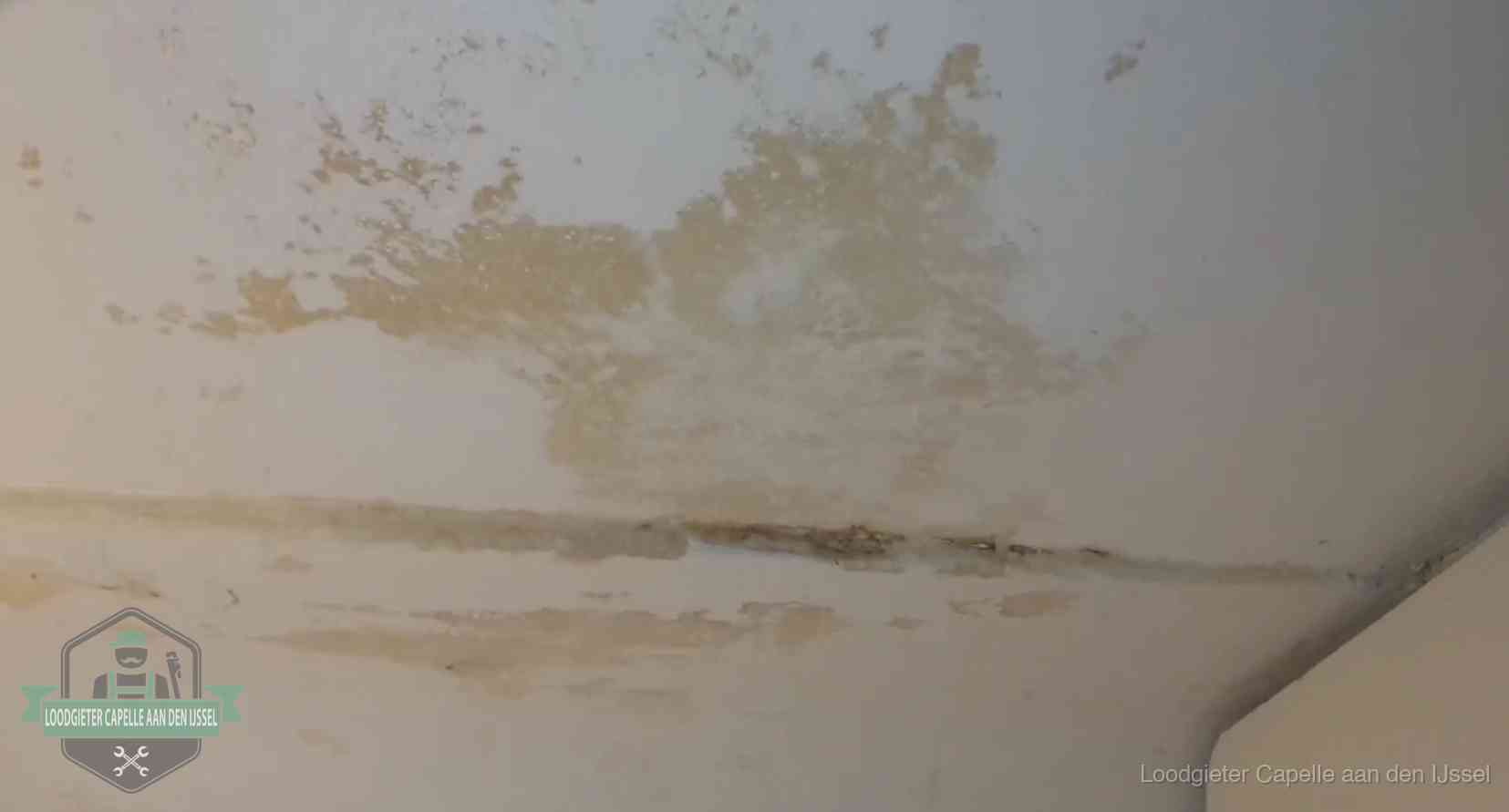 Watervlekken op een plafond in Capelle aan den IJssel, schade die je bij de verzekering meldt