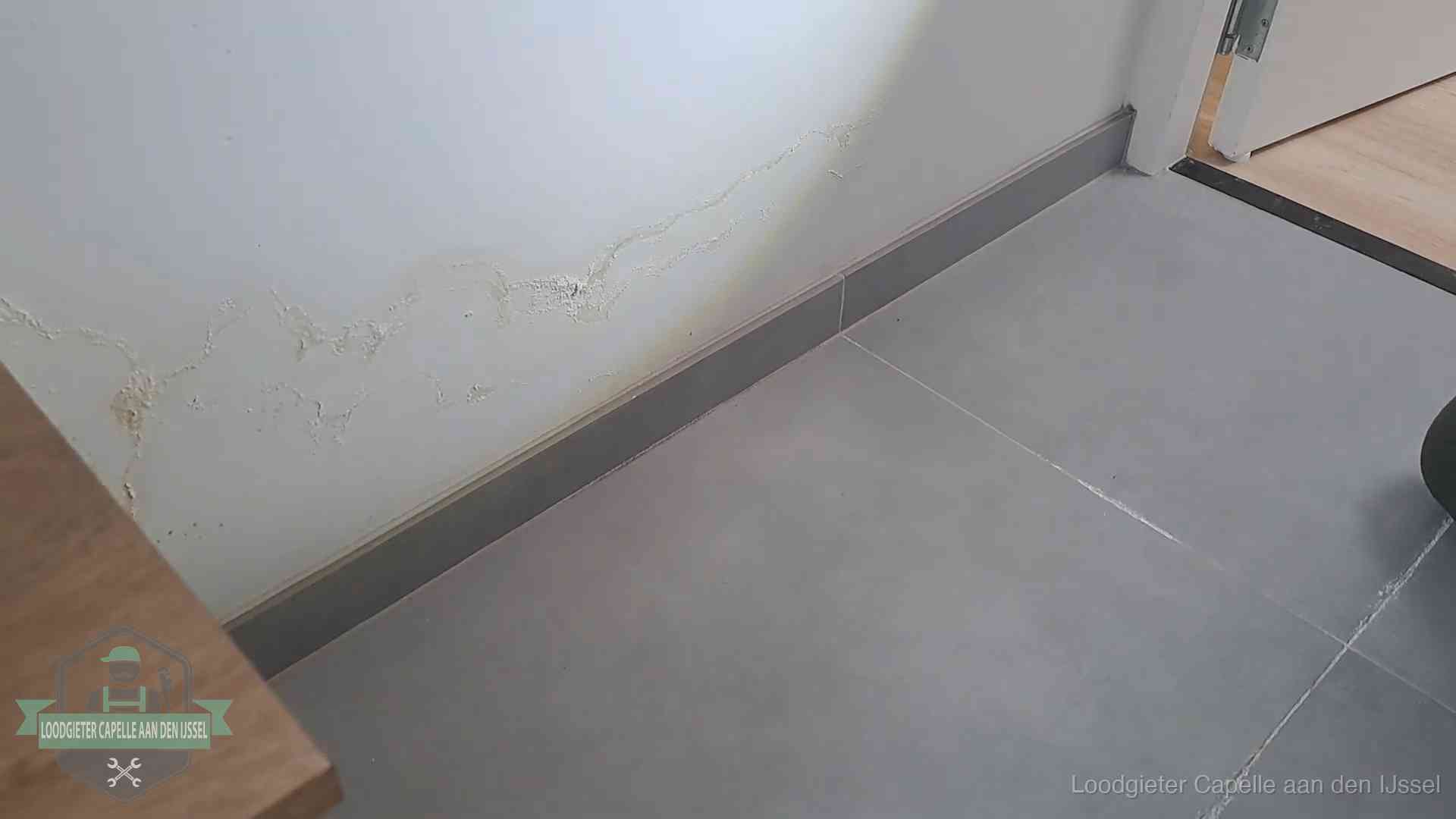 Waterschade met kalkuitbloeiing op een binnenwand in Capelle aan den IJssel, vastgelegd voor de verzekering