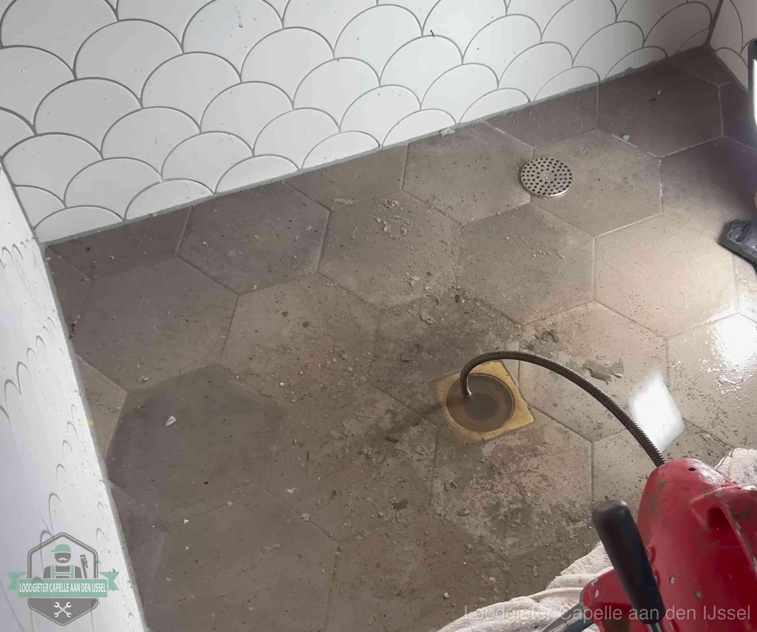 Vloerput met waterslot in een badkamer in Capelle aan den IJssel, een bron van stank als het waterslot droogstaat