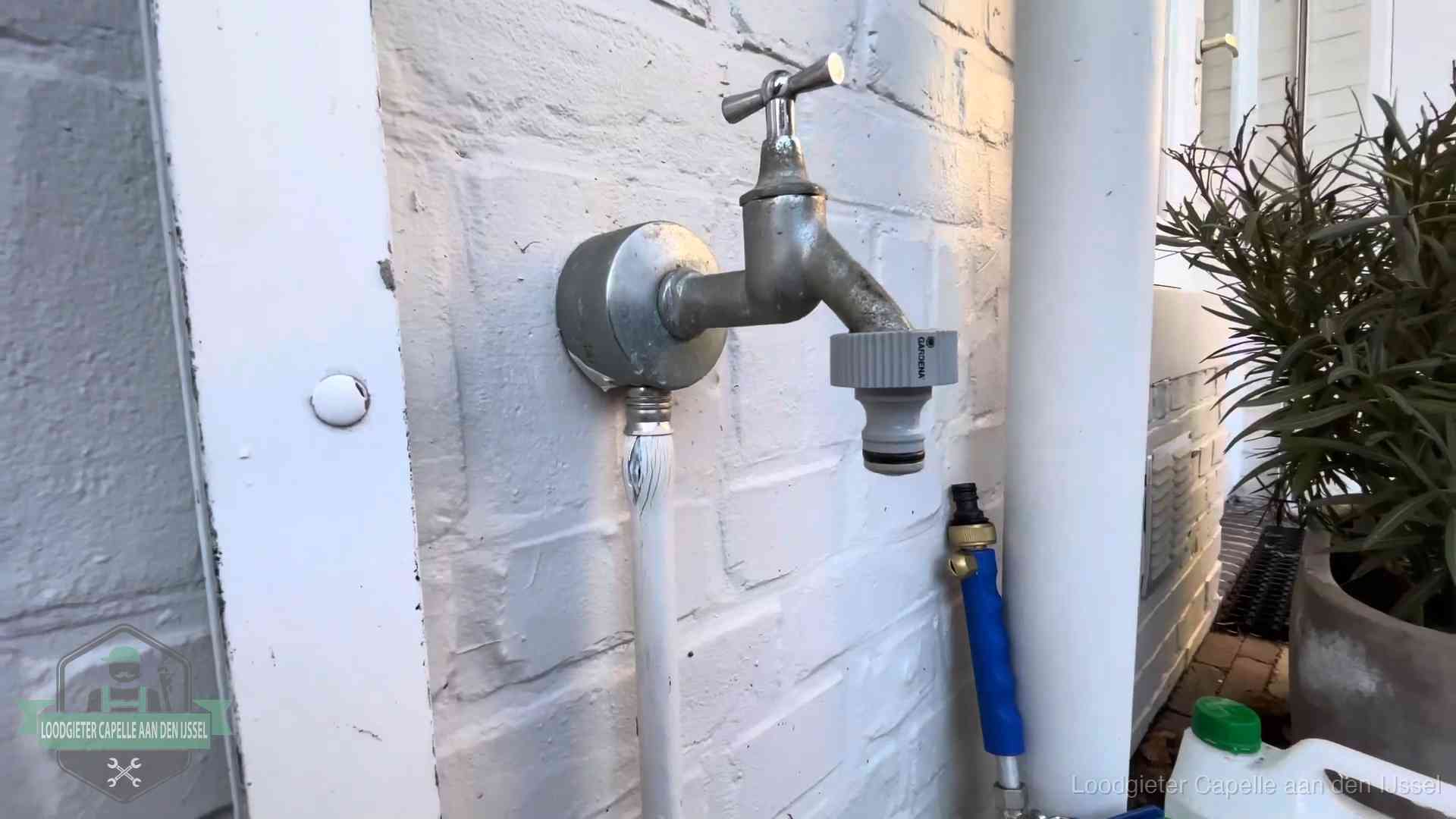Buitenkraan met slangaansluiting bij een woning in Capelle aan den IJssel, sluipverbruik zie je terug op de waterrekening