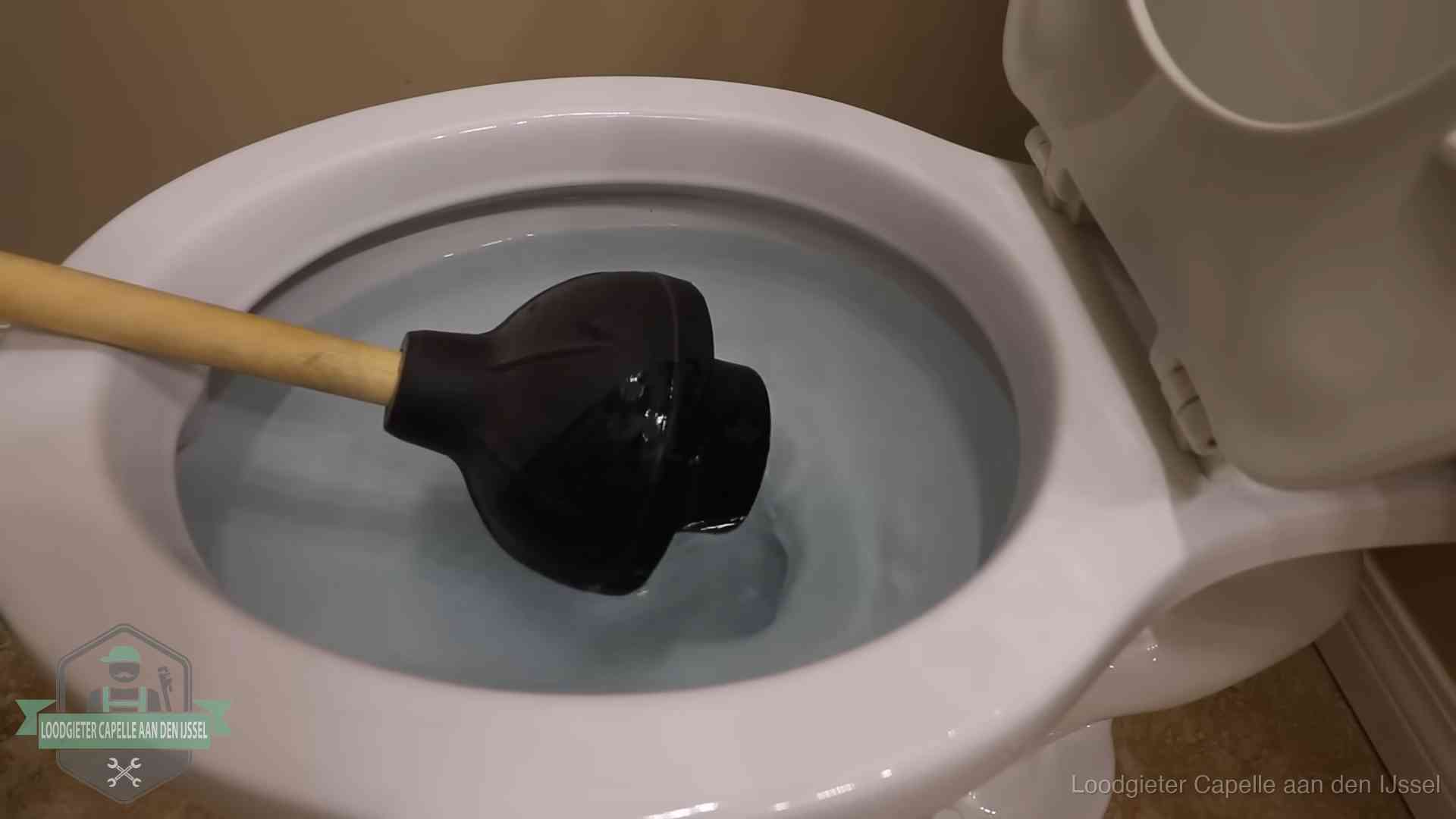 Plopper in een wc-pot die vol water staat in Capelle aan den IJssel