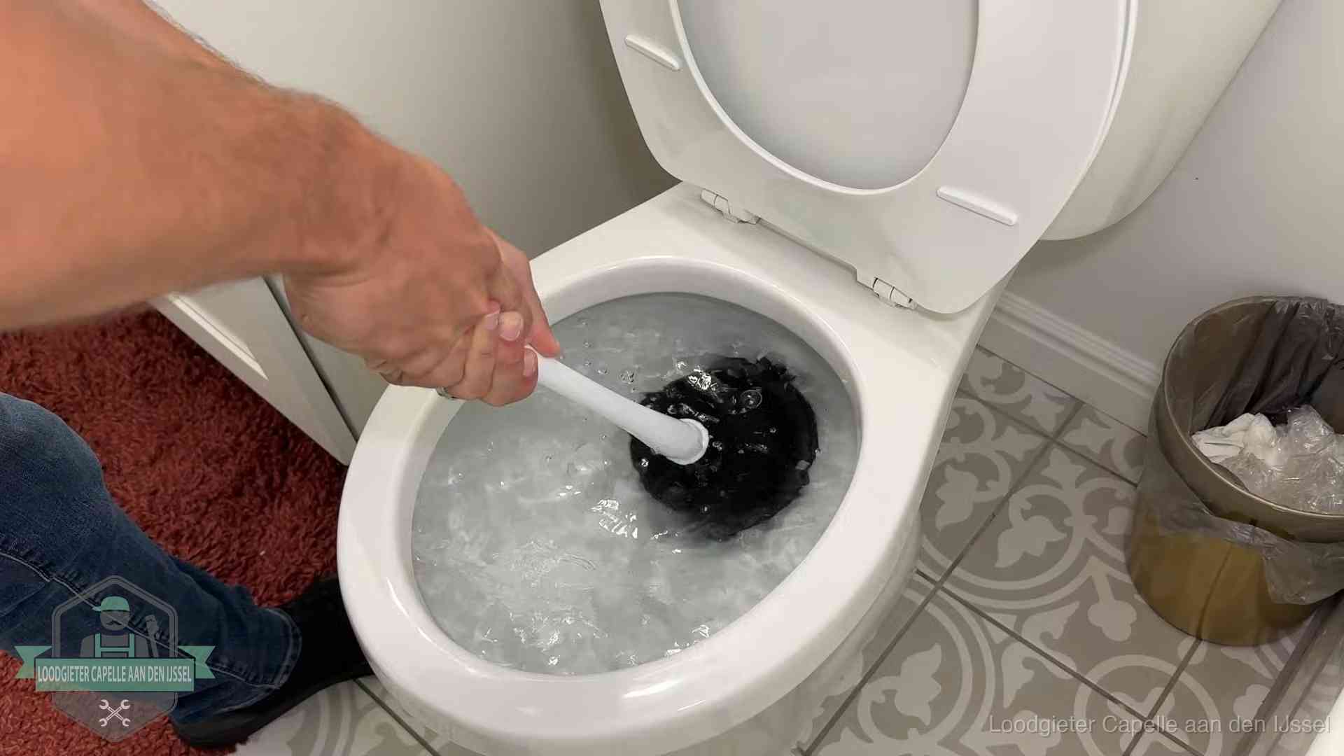 Zelf de wc ontstoppen met een plopper in Capelle aan den IJssel, het water kolkt in de pot
