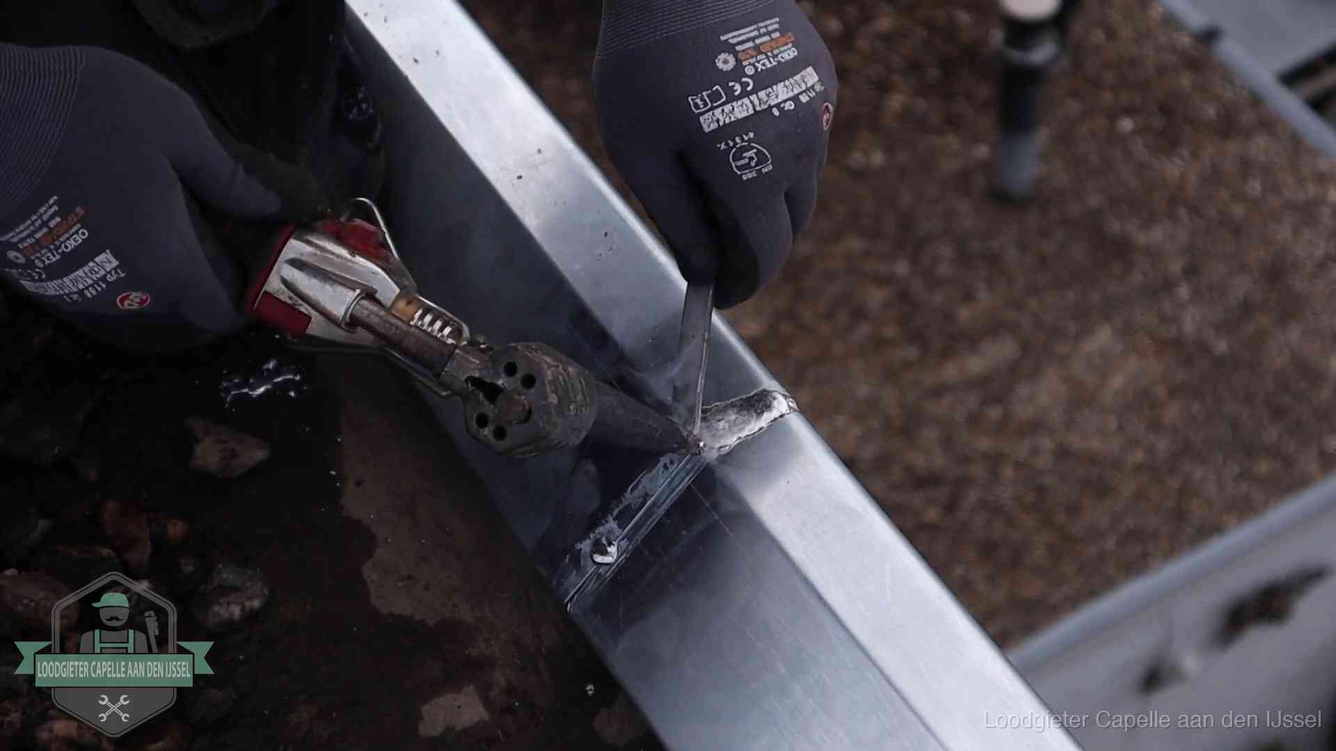 Zinken naad solderen op een dak in Capelle aan den IJssel, vakwerk waar het bij zelf repareren vaak misgaat