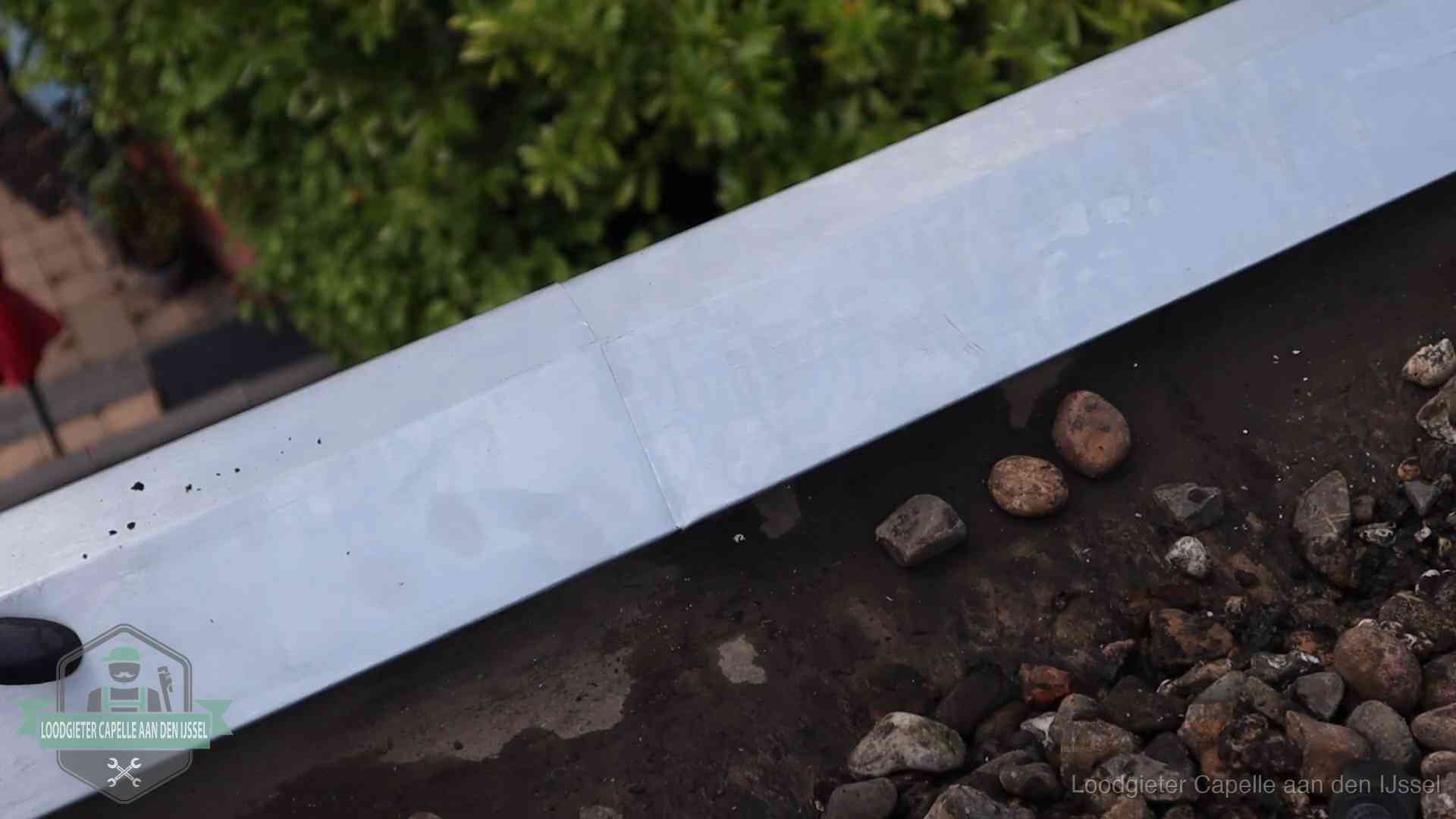 Strak gesoldeerd naaddetail in een zinken daktrim op een dak in Capelle aan den IJssel